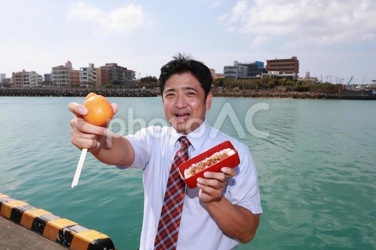 海岸でお弁当を食べる男性 日本人,ビジネスマン,男の写真素材