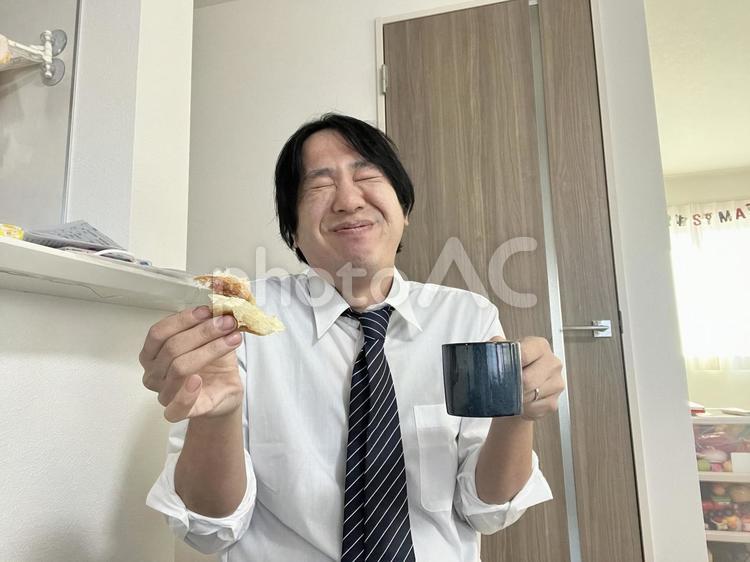 朝のパンが美味すぎる男性 パン,朝食,美味しいの写真素材