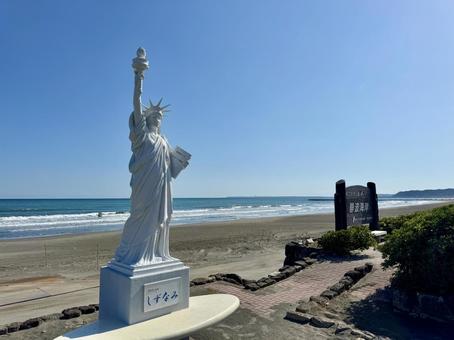 静岡県牧之原市静波海岸の自由の女神 静岡県牧之原市静波海岸の自由の女神 静波海岸,静波,ビーチの写真素材
