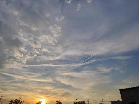 夕日と白い雲 夕日と白い雲 空,青空,雲の写真素材
