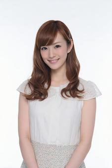 柔らかい表情でカメラを見つめる女性の写真