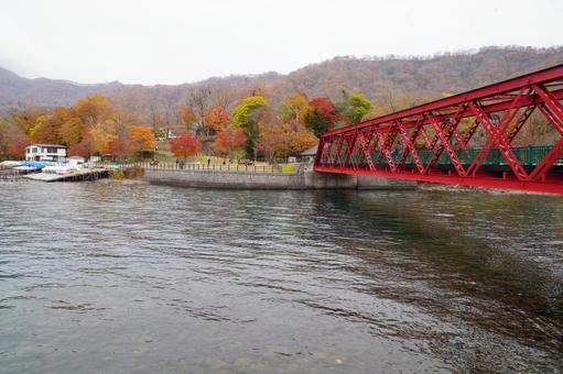 紅葉の支笏湖山線鉄橋 支笏湖,山線,山線鉄橋の写真素材