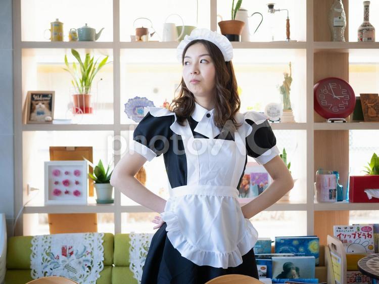 21：カフェで働くメイドさん メイド,メイド服,カフェの写真素材