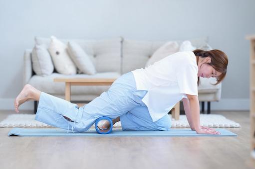 フォームローラーでストレッチをする女性 女性,フォームローラー,ストレッチの写真素材