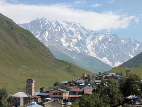 コーカサスの雪山とウシュグリ村 雪山,シュハラ山,ウシュグリ村の写真素材