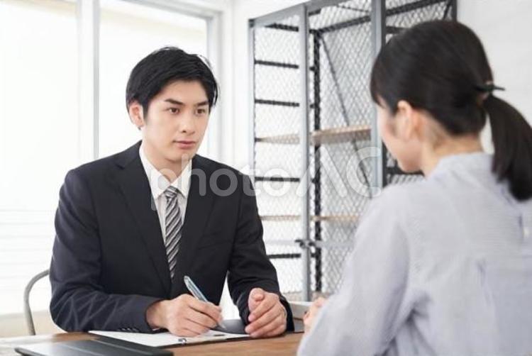 要望を傾聴をする日本人男性不動産営業職 部屋,傾聴,説明の写真素材
