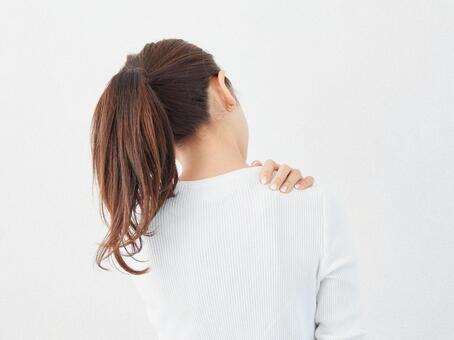 Image of a woman with stiff shoulders, torcicolo, doloroso, mulher, JPG