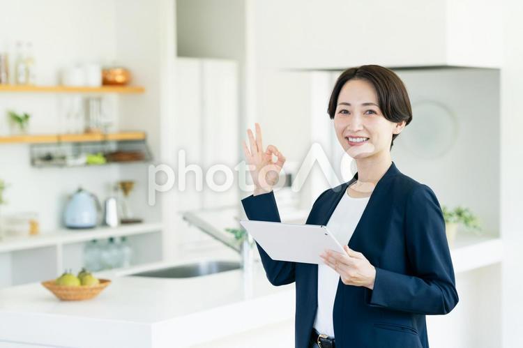 不動産業のビジネスウーマン 不動産,ビジネスウーマン,ビジネスの写真素材
