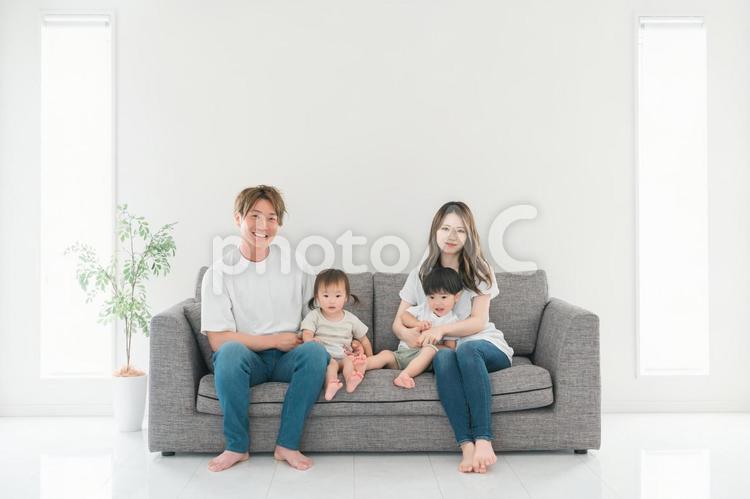 ソファに座る家族・ファミリー・親子 家族,親子,ファミリーの写真素材