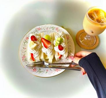 Cafe au lait and fruit sandwich, JPG