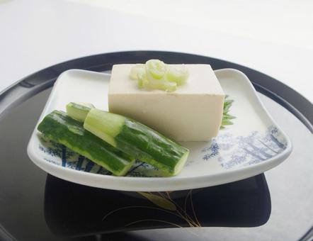 和食器に豆腐ときゅうり 和風イメージ 和食器に豆腐ときゅうり 和風イメージ 木綿豆腐,豆腐,加工食品の写真素材