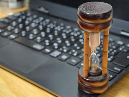 デスクに置かれた砂時計 砂時計,時間,時の写真素材