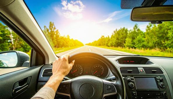 車を運転するドライバーの手 車を運転するドライバーの手の写真