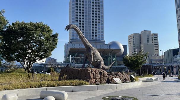福井駅にあるフクイティタン恐竜 福井駅にあるフクイティタン恐竜の写真