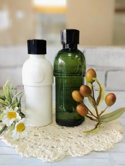 縦長 アロマハーブの化粧水と乳液ボトル コスメ,化粧品,ボトルの写真素材