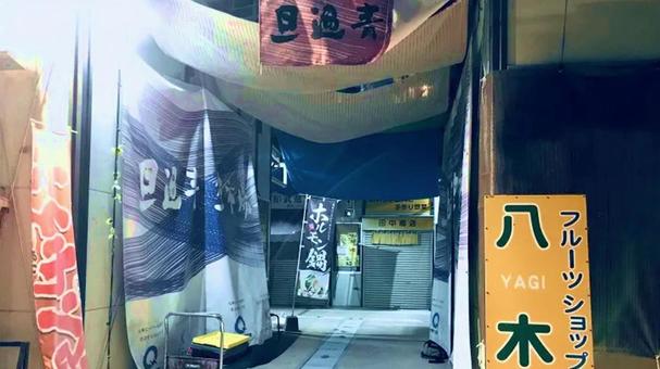 夜の静かな商店街の風景 夜の静かな商店街の風景の写真