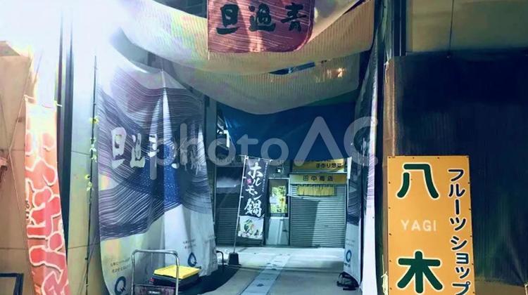 夜の静かな商店街の風景 商店街,夜景,路地の写真素材