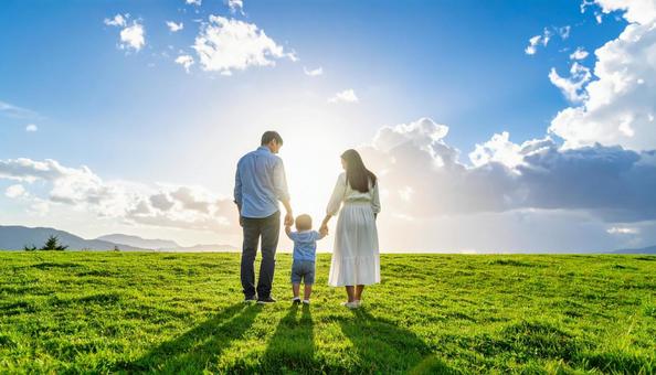 青空と草原の家族（ファミリー）赤ちゃんの写真