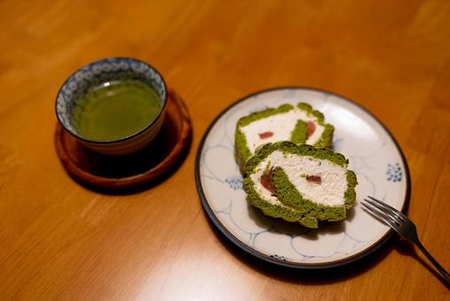 抹茶ロールケーキで一服 抹茶,ロールケーキ,スイーツの写真素材