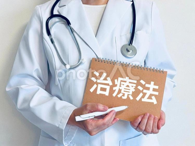 今後の治療法について説明するお医者さん 治療法,治療,女医の写真素材