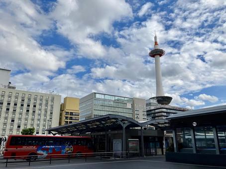京都タワーと観光バス 京都タワーと観光バスの写真