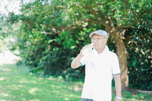 外でランニングをする高齢の男性 運動,熱中症,祖父の写真素材