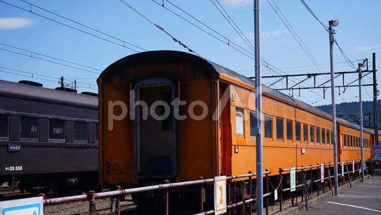 大井川鐵道の新金谷駅のオレンジの電車 駅舎,大井川鐵道,大井川の写真素材