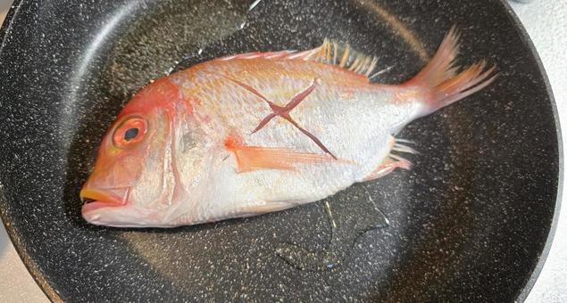 フライパンの上の鯛 フライパンの上の鯛 鯛,魚,全身の写真素材