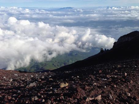 富士山頂より、雲海の彼方へ 富士山頂より、雲海の彼方への写真
