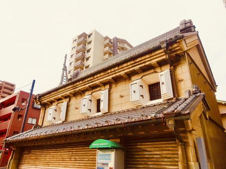 八王子のレトロな建物とマンション群 空,街角,レトロの写真素材