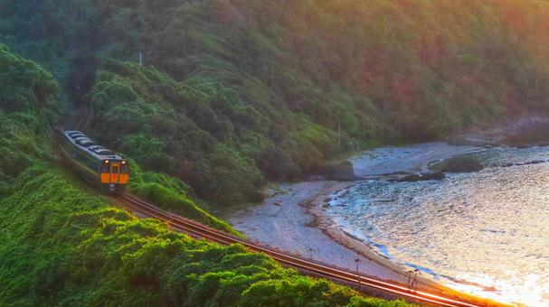 【島根県】海岸線を走るスーパーおき 【島根県】海岸線を走るスーパーおきの写真