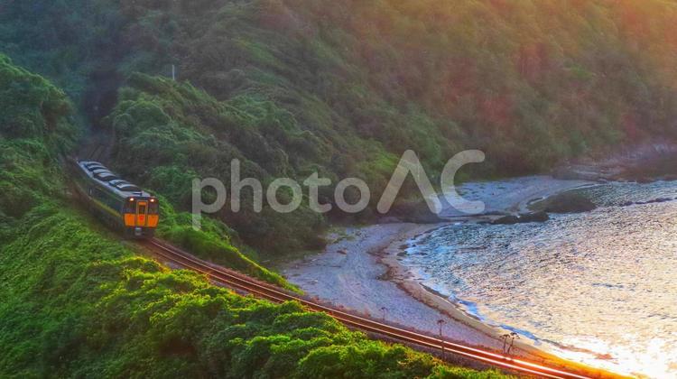 【島根県】海岸線を走るスーパーおき 三保三隅,折居,海岸線の写真素材