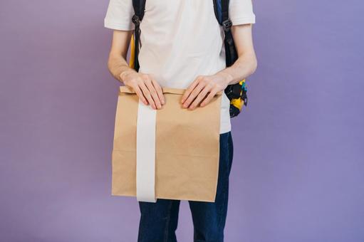 紙袋を持つフードデリバリーの男性 配達,デリバリー,配送の写真素材