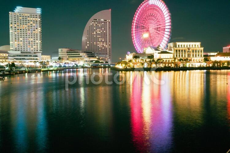 みなとみらい夜景 横浜,建築,反射の写真素材