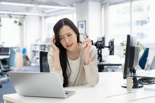 オフィスで体調が悪くなるビジネスウーマン オフィスで体調が悪くなるビジネスウーマン ビジネス,女性,オフィスの写真素材
