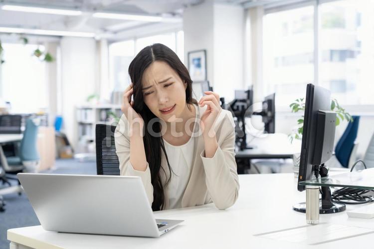 オフィスで体調が悪くなるビジネスウーマン ビジネス,女性,オフィスの写真素材