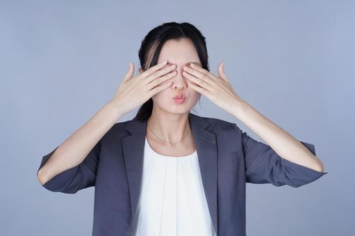 両目を隠すスーツを着た女性 女性,目を隠す,目隠しの写真素材