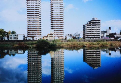 高層マンションと水面に映える景観 高層マンションと水面に映える景観の写真