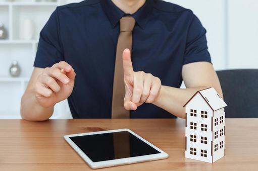 家の模型を使ってタブレットで説明する様子 保険業,事務職,住宅保険の写真素材