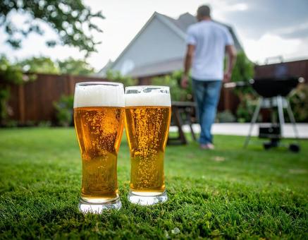 バーベキューでビール バーベキューでビールの写真