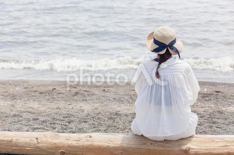 海を眺める女性の後ろ姿 女性,海,海辺の写真素材