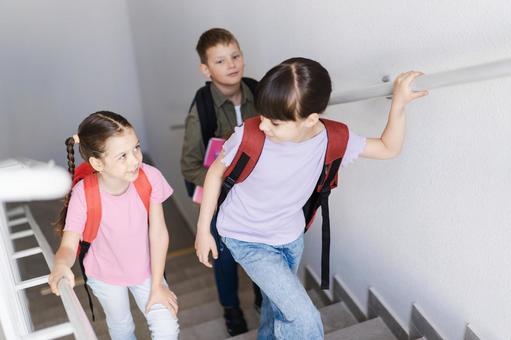 階段を登って登校する生徒たち 男の子,女の子,子どもの写真素材