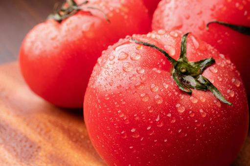 カットボードに置いたトマトの写真