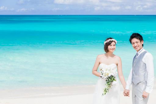 ブライダル 海 ウェディング 歩く ブライダル 海 ウェディング 歩く 新婦,ウエディング,海の写真素材