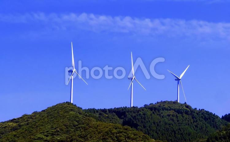 三連風車と夏の青空 風力発電,風車,自然エネルギーの写真素材