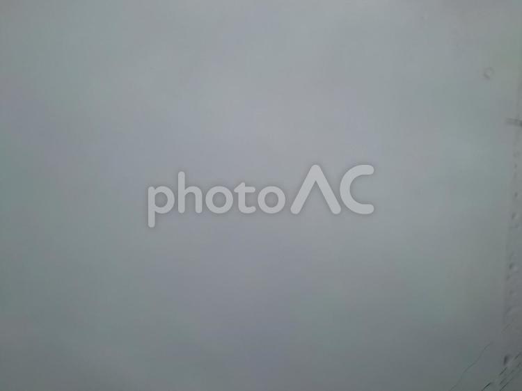 雨の日に車の窓から見上げる雨 雨,車,窓の写真素材