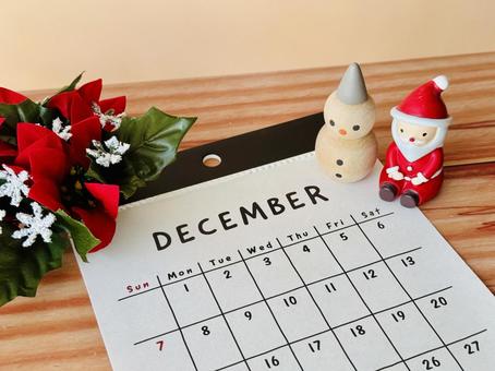 12月カレンダーとサンタ・スノーマン 12月カレンダーとサンタ・スノーマン 12月,カレンダー,クリスマスの写真素材
