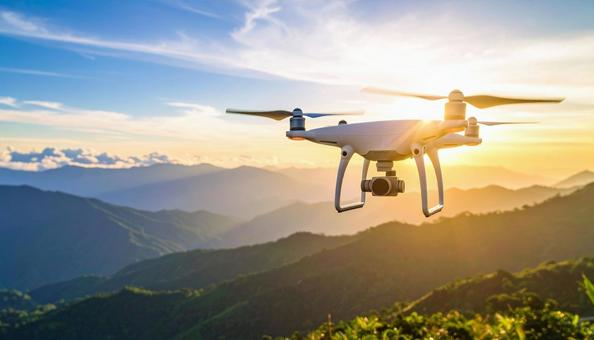 飛行するドローン 山間部 飛行するドローン 山間部の写真