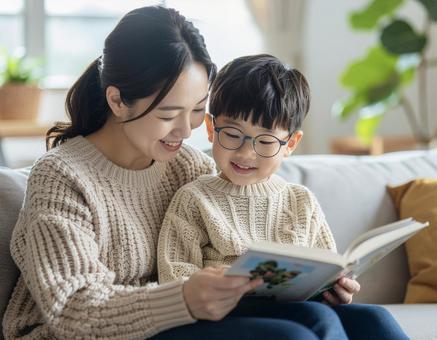 母と息子のくつろぎ読書ナチュラルな暮らしの写真