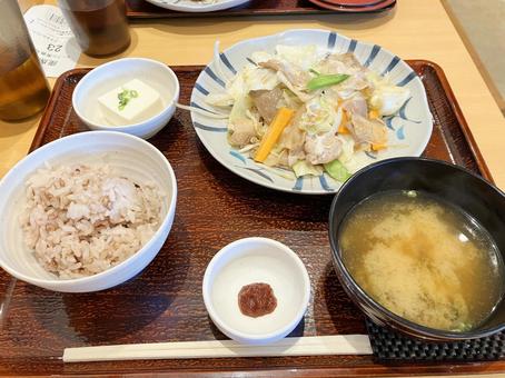 やよい軒の肉野菜炒め定食 やよい軒の肉野菜炒め定食 やよい軒,肉野菜炒め定食,もち麦ごはんの写真素材